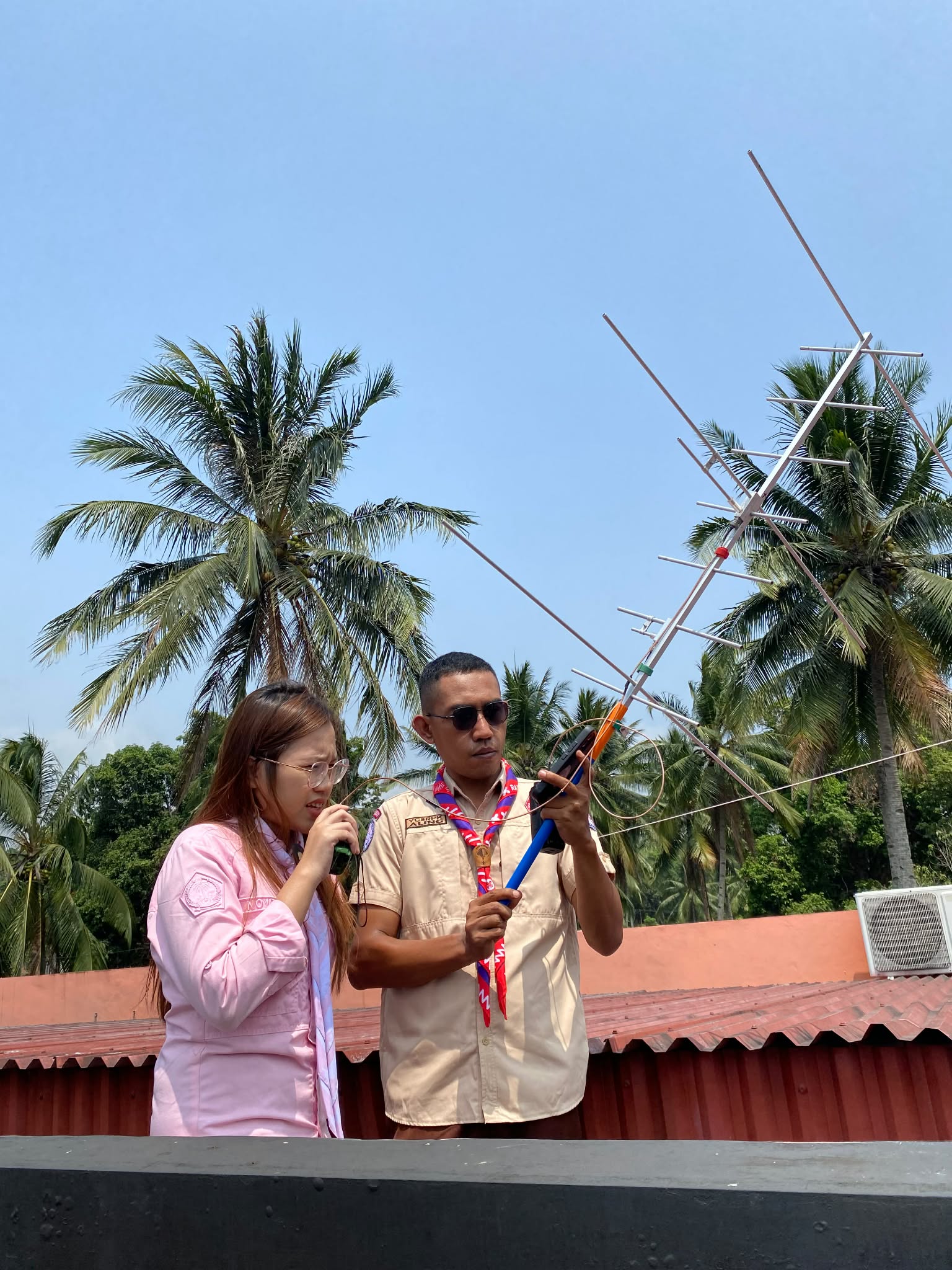 衛星通信用のVHF 3エレメント・UHF 7エレメント八木アンテナとハンディートランシーバーを使うYH8RAJの参加者